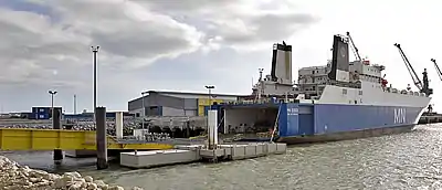 Roulier en cours de déchargement au port autonome de La Rochelle-La Pallice.