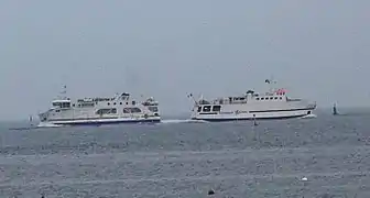 L’Île de Groix et le Saint-Tudy se croisant en rade de Lorient