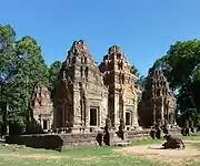Preah Kô (880). Six tours sur une terrasse