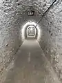 Accès à la mine de sel par un long tunnel.