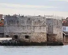 Photo des fortifications, vues depuis la mer. Canonnières visibles, presque au ras des flots