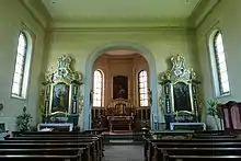 Maître-autel et autels secondaires de la paroisse catholique.