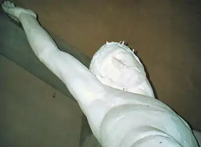 Détail du Christ en croix (sculpture sur béton).