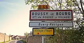 Un panneau d'entrée bilingue à Roussy-le-Bourg.