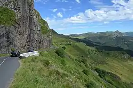 En arrière la route du versant provenant de la vallée de la Jordanne. Vue sur le puy Griou à droite