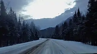 La route 299 près du mont Albert en hiver.
