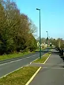 Photographie montrant, côte-à-côte, une route et un espace partagé pour piétons et cyclistes.