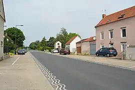 Route de Gannat avec vaguelettes sur la chaussée