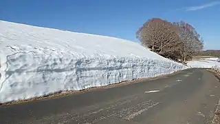 Congère sur le bord de la route.