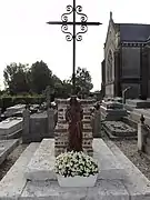 La croix du cimetière de l'église Saint-Hermès, avec une statue de la Vierge à l'Enfant.