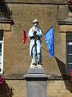 Poilu au repos (monument aux morts)