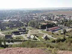 Vue du carreau de fosse depuis le sommet du terril no 84. Le puits est au milieu du rond-point.