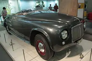 Un prototype automobile ancien dans un musée.