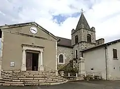 L’église, le monument aux morts et la cure.