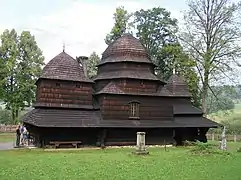 Les tavaillons ont connu de nombreux usages en Europe centrale, ici comme toiture d'une église à Rownia, près d'Ustrzyki Dolne en Pologne.