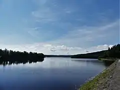 Le lac de Lavaud-Gelade au niveau du barrage.