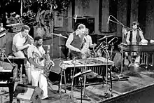 un groupe de jazz sur scène