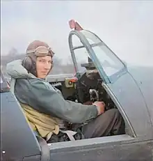 Pilote d'avion en tenue de vol dans un cockpit