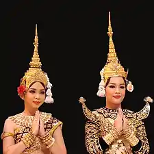 Danseuses du Ballet royal du Cambodge portant un mokot ksatrey (gauche) et un mokot ksat (à droite).