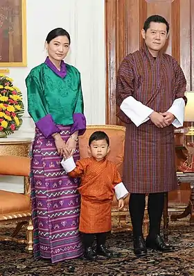 Jetsun Pema, le roi Jigme Khesar Namgyel Wangchuck et leur fils en 2017.