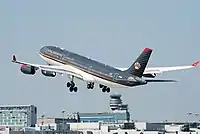 Le vol RJ268 de Royal Jordanian, un Airbus A340-200 (en 2009), vers Amman. Le terminal ainsi que la tour de contrôle sont visibles à l'arrière.