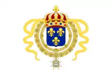 Le drapeau de la Nouvelle-France. Il est constitué des armes du roi Louis XIV, entouré des colliers de l'ordre de Saint-Michel et de l'ordre de Saint-Louis, le tout sur un fond blanc.