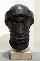 Tête sculptée d'un roi inconnu (Hammurabi ?), le reste du corps ayant disparu, diorite, Musée du Louvre.
