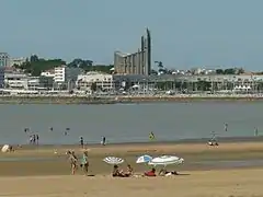 Front de mer, et église Notre-Dame de Royan