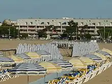 La plage de la Grande-Conche et les immeubles du front de mer