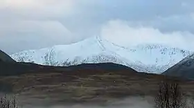 Vue de l'Aonach Mòr enneigé.