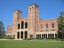 Le Royce Hall de l'université de Californie à Los Angeles (inspiré de la basilique Saint-Ambroise de Milan).
