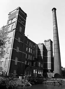 Photographie prise en 1983 d'une usine textile construite en 1903, Royd Mill