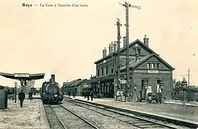 Le deuxième bâtiment voyageurs et les quais de la gare, avec l'arrivée d'un train. Carte postale datant d'avant 1914.