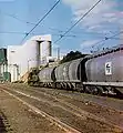 Un train de blé approchant du terminal céréalier en 1977.