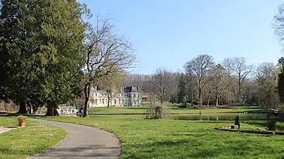 Vue du château d'Écuiry et de son parc.