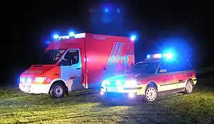 Ambulance et voiture médicale équipées de signaux lumineux clignotants (Allemagne)