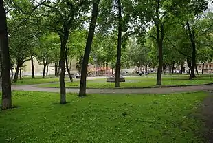 Photo d'un parc arboré, avec des jeux pour enfants