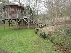 Ru d'Aulnay dans l'arboretum près de la cabane perchée