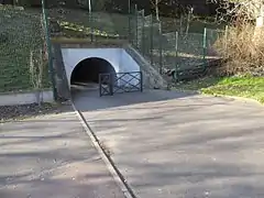 Ancien passage du ru de Morteaux sous la ligne de Sceaux, actuellement passage piétonnier