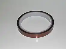 Un rouleau de Kapton adhésivé