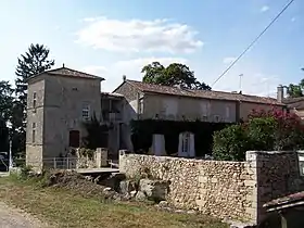 Vue sud du château de Vaure (août 2012)