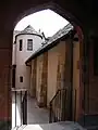 Passage entre le hall et l’église.