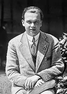 Photo en portrait de Rudolf Caracciola en tenue de pilote