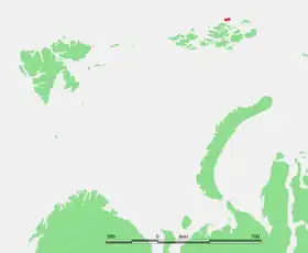 Le cap Fligely, au nord de l'île Prince Rudolf  (en rouge) sur la Terre François-Joseph. À gauche l'archipel norvégien du Svalbard et en bas, le nord de la péninsule scandinave avec le cap Nord, la côte arctique russe et la longue île de Nouvelle-Zemble.