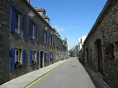 Une rue et ses maisons anciennes.