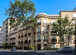 Croisement avec la rue Albéric-Magnard.