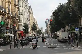 Rue Beaubourg avec la cathédrale Notre-Dame de Paris en arrière-plan.