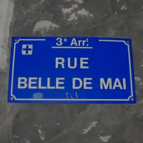 Blason sur un panneau de rue.