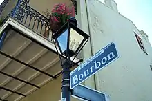 Les plaques bilingues de la Rue Bourbon, dans le Vieux carré français de La Nouvelle-Orléans