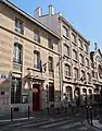 École maternelle et école élémentaire, à la place de l'ancienne école de jeunes filles.